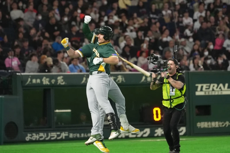 Alex Hall, de Australia, festeja tras conectar un jonrón ante República Checa en el juego del Clásico Mundial de béisbol, disputado el 6 de marzo de 2026 en Tokio.