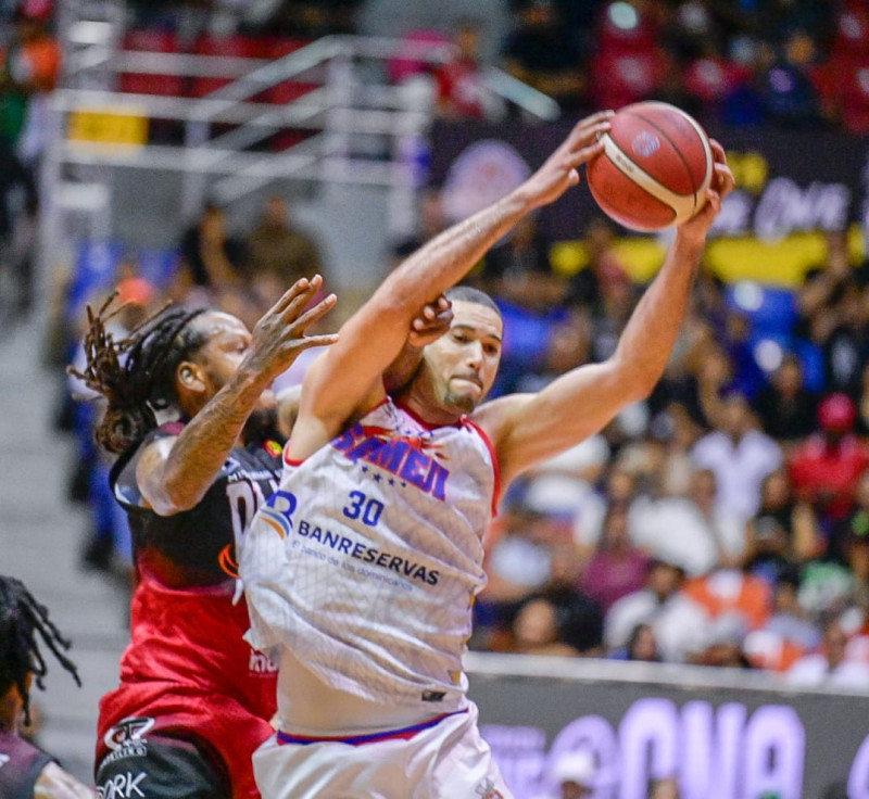 Eloy Vargas, del Sameji, captura un rebote durante un partido de la semifinal del torneo de baloncesto superior de Santiago.