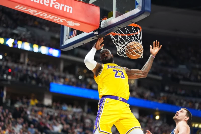 LeBron James, de los Lakers, iguala el récord de 15.837 encestes de campo de Kareem Abdul-Jabbar, en el partido del 5 de marzo de 2026 ante los Nuggets.