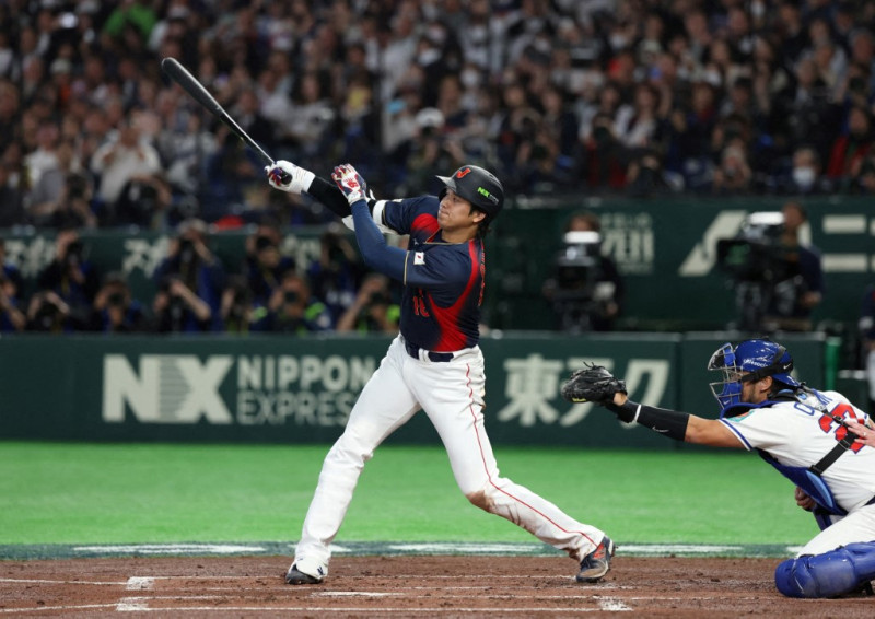 Shohei Ohtani, de Japón, al momento de pegar un cuadrangular con las bases llenas en el partido del viernes frente a Taiwán, en el Grupo C del Clásico Mundial de béisbol.