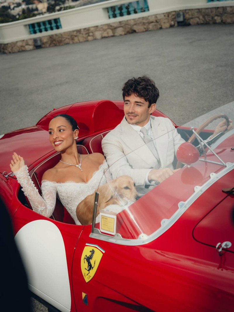 Charles y Alexandra a bordo del clásico Ferrari tras dar el sí en Mónaco.