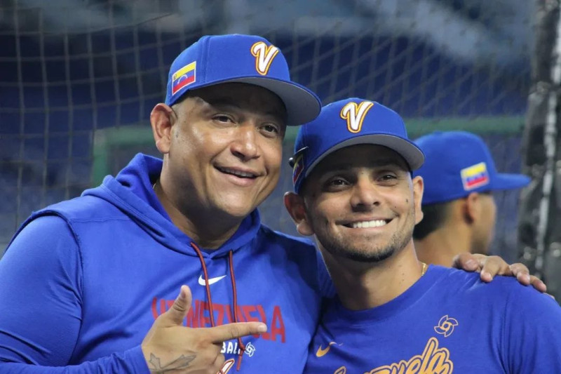 Miguel Cabrera, coach de bateo de Venezuela, abraza al jugador de cuadro interior Andrés Giménez.