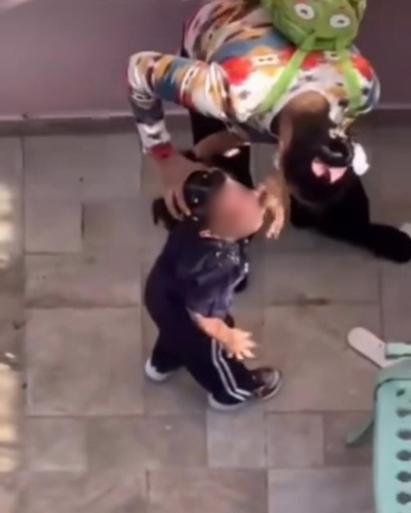 Maestra obliga a comer migajas del piso a una menor.