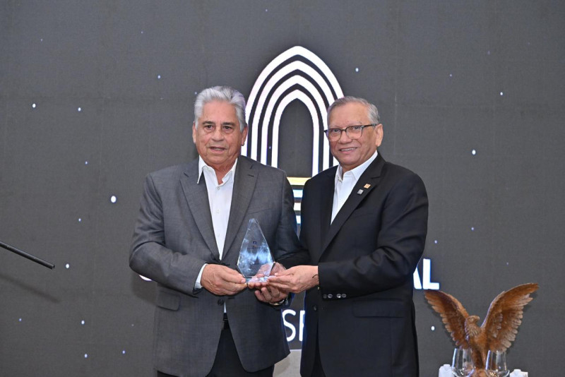 Winston Llenas recibe reconocimiento de Leonardo Aguilera, presidente ejecutivo de Banreservas.