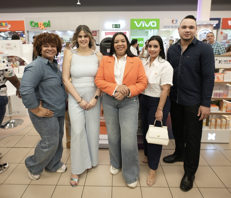 Katherine Almonte, Pamela Zorrilla, Elinet Fernández, Eleana Rivera y Silvio Martinez.
