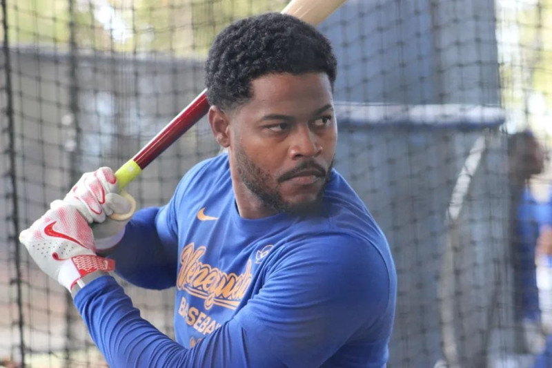 Maikel García durante unas prácticas de bateo con el equipo venezolano.