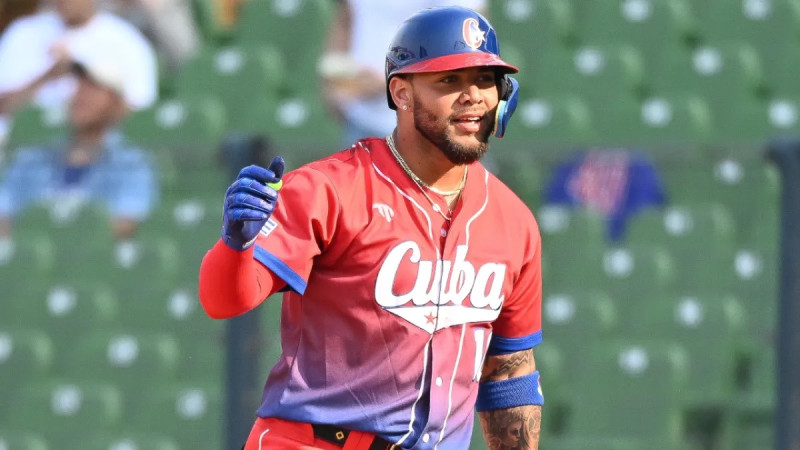 Yoan Moncada lideró la ofensiva cubana en su primer partido del Clásico Mundial.