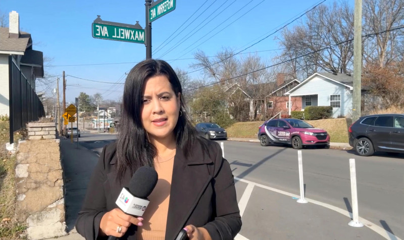 Fotografía cedida por Nashville Noticias donde aparece la periodista Estefany Rodríguez durante una de sus coberturas para el canal hispano Univision 42. EFE/Nashville Noticias