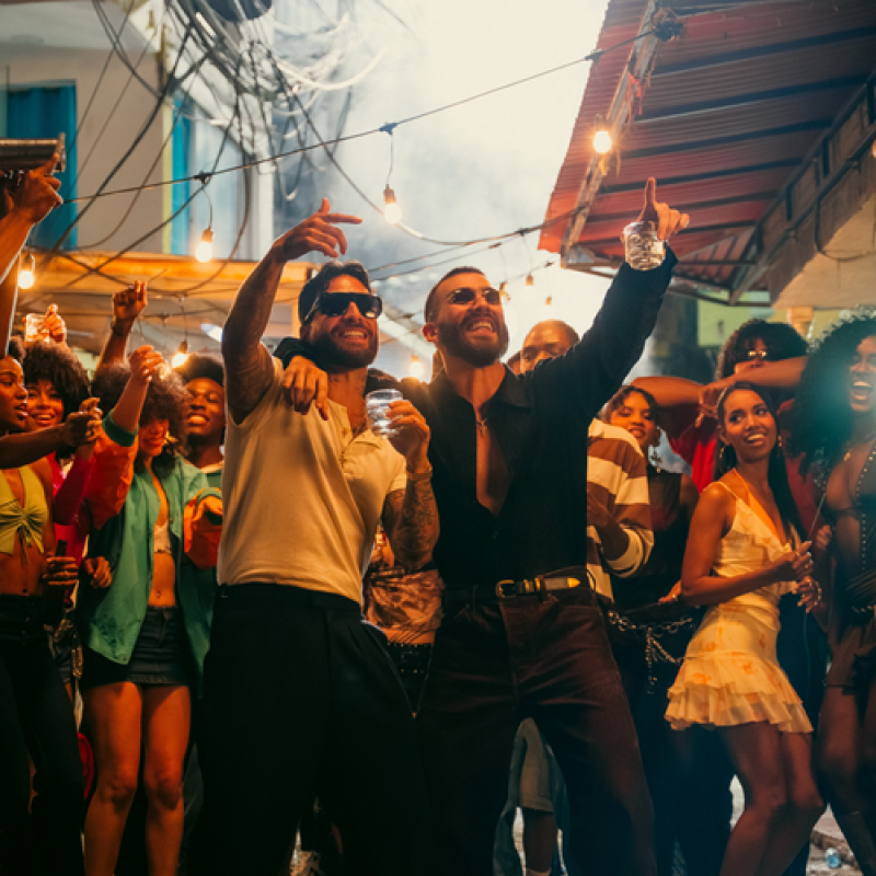 Manuel Turizo y Maluma durante el videoclip de "Apambichao".