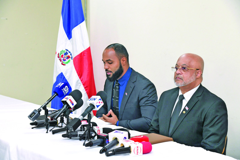Los representantes legales explican la situación.