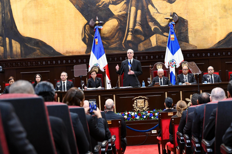 la postura, la actitud y la seguridad personal construyen la presencia pública.