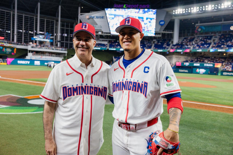 El presidente Luis Abinader junto a Manny Machado, capitán del equipo dominicano, luego de realizar el lanzamiento de honor del partido contra Nicaragu en el Clásico Mundial.