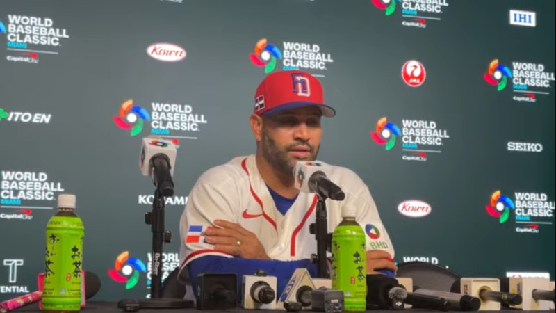 El dirigente dominicano Albert Pujols en rueda de prensa tras la victoria del equipo nacional ante Nicaragua