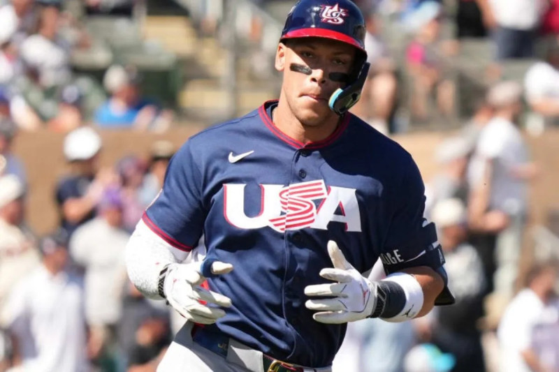 Aaron Judge recorre las almohadillas tras jonronear en su primer turno del partido entre Estados Unidos y Brasil.