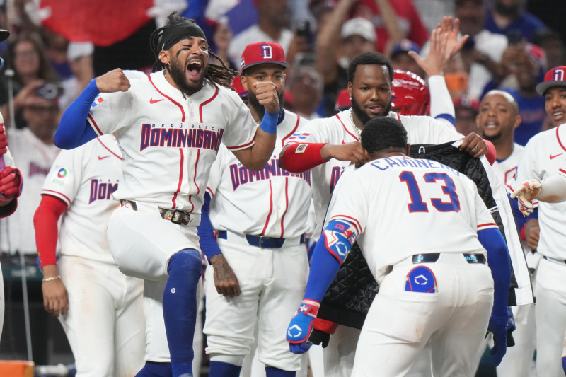 Fernando Tatis Jr., de República Dominicana, a la izquierda, celebra después de que Junior Caminero (13) conectara un jonrón de dos carreras durante la sexta entrada de un partido del Clásico Mundial de Béisbol contra Nicaragua. 6 de marzo de 2026, en Miami.