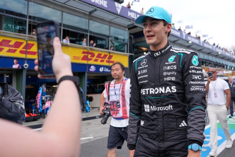El piloto británico de Mercedes George Russell camina por el pit lane tras ganar la sesión de calificación para el Gran Premio de Australia de Fórmula Uno, en Albert Park, Melbourne, Australia.