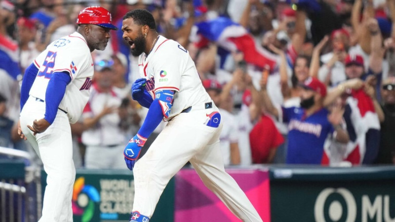 Junior Caminero, de República Dominicana, recorre las bases tras conectar un jonrón contra Nicaragua durante la sexta entrada del partido del Grupo D del Clásico Mundial de Béisbol.