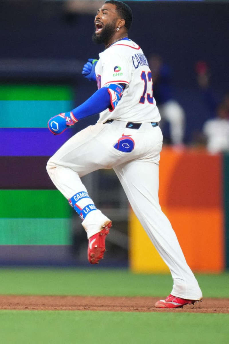 Junior Caminero #13 de la República Dominicana recorre las bases tras conectar un jonrón contra la selección de Nicaragua durante un partido del Grupo D del Clásico Mundial de Béisbol 2026