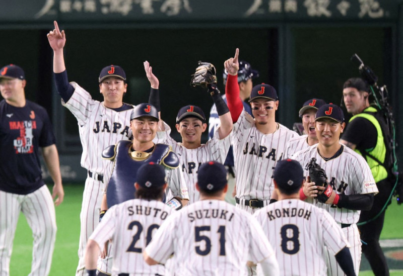 Japón celebran tras ganar el partido del Grupo C del Clásico Mundial de Béisbol contra Corea en el Tokyo Dome en el barrio de Bunkyo, Tokio, el 7 de marzo de 2026.