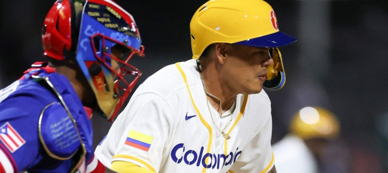 Gío Urshela, de Colombia, al momento de fallar en un turno al bate en el juego contra Canadá.