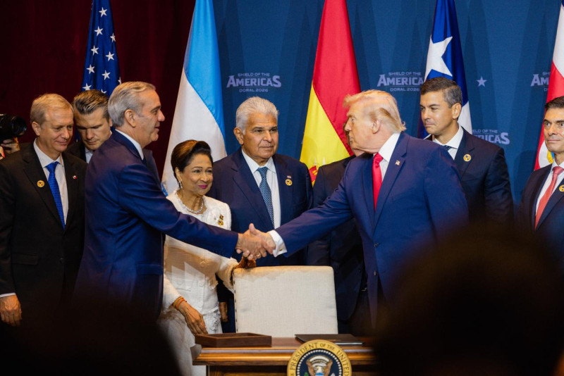 El presidente Luis Abinader y su homologo Donald Trump se estrechan la mano en la Cumbre "Escudo de las Américas".