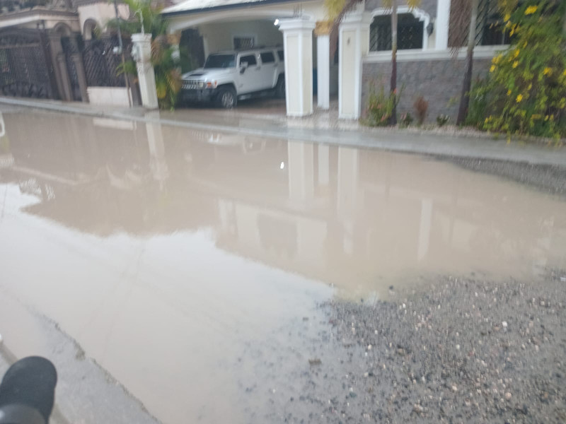 Solano señaló que solo esperan que terminen las aceras y contenes, el asfaltado de sus calles y la construcción del drenaje pluvial.