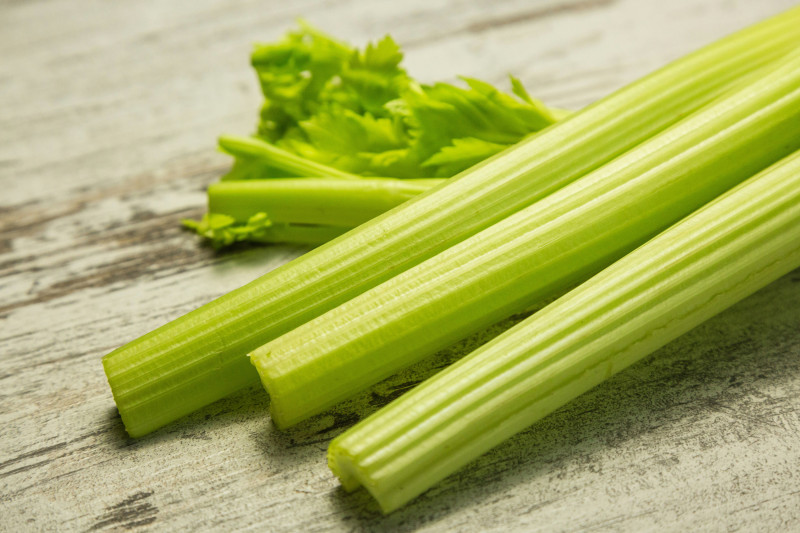 Cien gramos de apio aportan 14 calorías; el cuerpo gasta 30 calorías en procesar su fibra y absorber sus nutrientes. Foto: Valentin Balan- Unsplash.