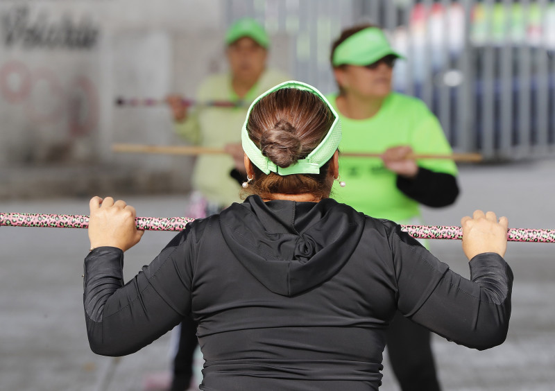 Mujeres participan en una clase de zumba, este martes en un deportivo en la Ciudad de México (México). En las últimas tres décadas la obesidad se ha duplicado entre los mayores de 18 años a nivel mundial y el sobrepeso en adultos ya alcanza a 2.500 millones de personas, un crecimiento que se ha agravado, especialmente, en países de ingresos bajos y medianos, donde se tiene una mayor presencia de los alimentos ricos en grasas y azúcares, como es el caso de México que busca ahora una salida a esta crisis. EFE/ Mario Guzmán