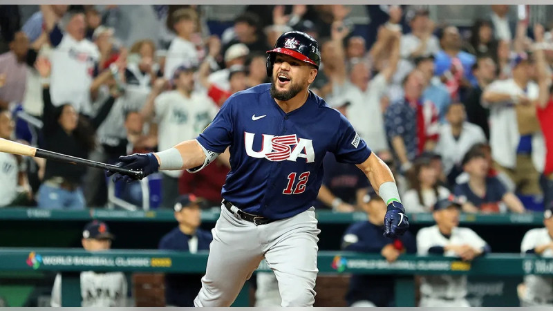 Kyle Schwarber celebra con su cueva luego de poner al frente a los Estados Unidos frente a Gran Bretaña.