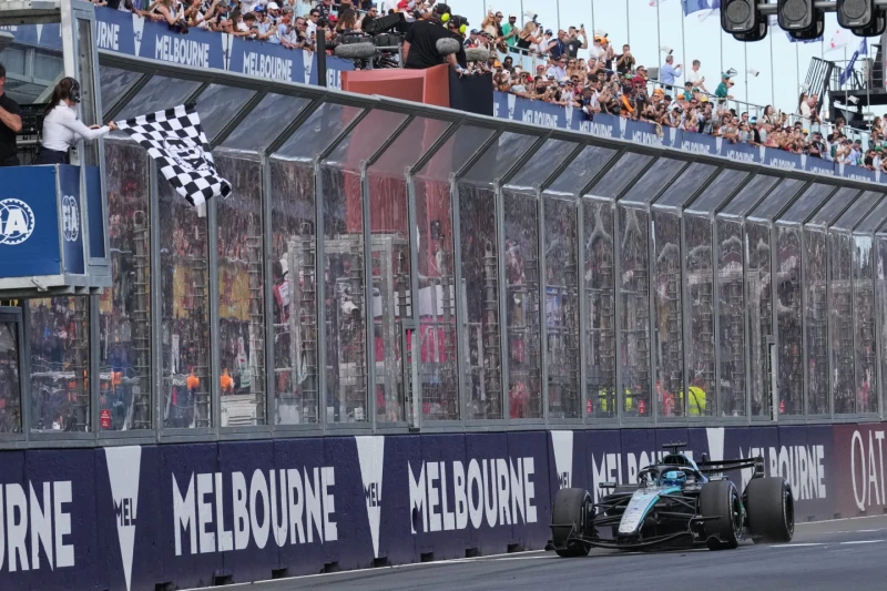 George Russell cruza la meta en su Mercedes para ganar el Gran Premio de Australia, el 8 de marzo de 2026, en Melbourne.