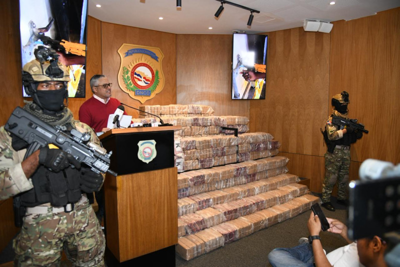 Presunta cocaína incautada por la DNCD.