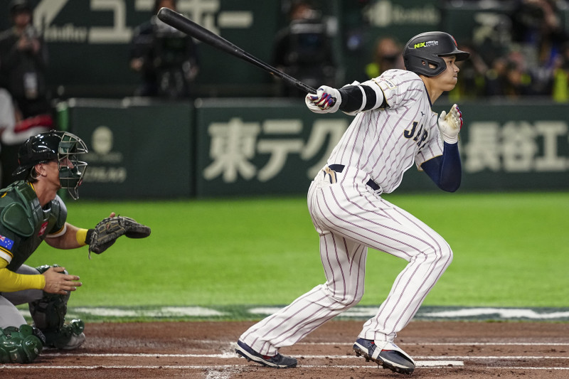 Shohei Ohtani batea un roletazo durante el partido del Grupo C del Clásico Mundial de Béisbol entre Japón y Australia en el Tokyo Dome, Tokio, el 8 de marzo de 2026.