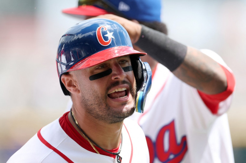 Ariel Martínez, de Cuba, es recibido en el plato tras pegar un jonrón de tres carreras en el partido frente a Colombia en el Clásico Mundial de Béisbol, el 8 de marzo de 2026.