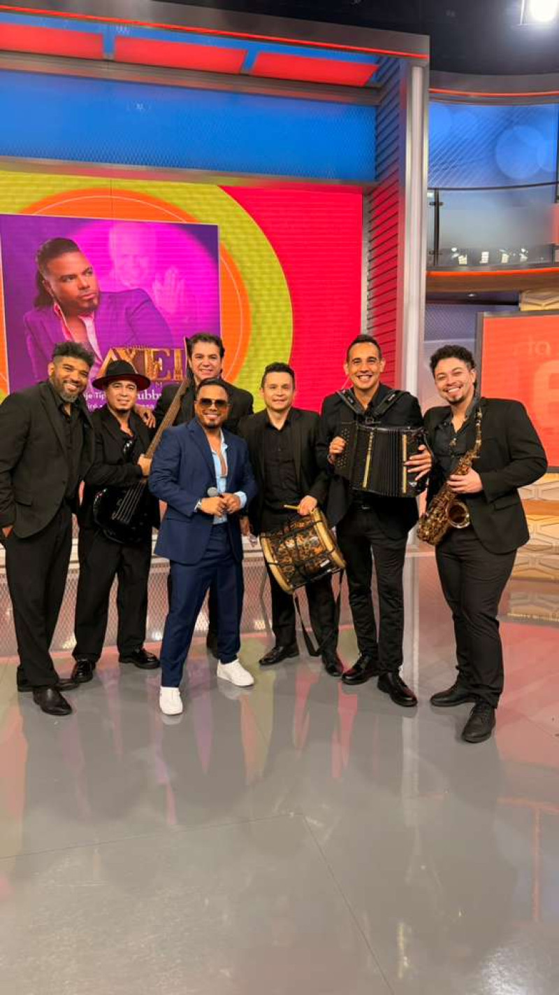 Axel Thomas y su banda en Despierta América.