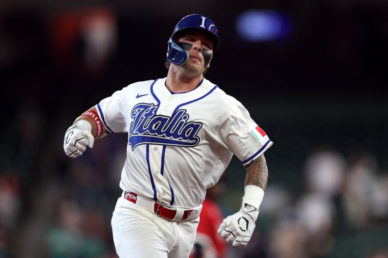 Andrew Fischer, de Italia, reacciona tras conectar un vuelacercas ante Gran Bretaña en el partido del Clásico Mundial de Béisbol, el 8 de marzo de 2026.