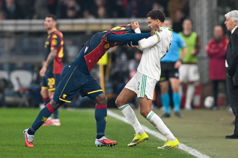 Caleb Ekuban, a la izquierda, del Genoa, discute con Devyne Rensch, de la Roma, durante el juego de la Serie A en Génova, Italia, el 8 de marzo de 2026.