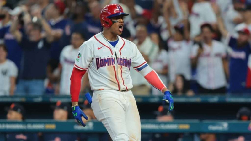 Juan Soto celebra el cuadrangular que dejó en el terreno a los holadenses.