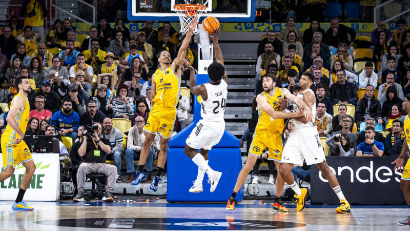 Andrés Feliz, del Real Madrid, se eleva para anotar la canasta del triunfo en el partido frente al Dreamland Gran Canaria.