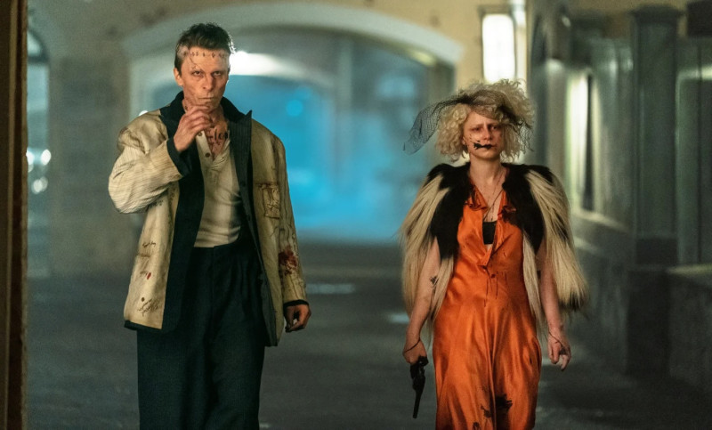 Christian Balet y Jessie Buckley en una escena de la película "The Bride".