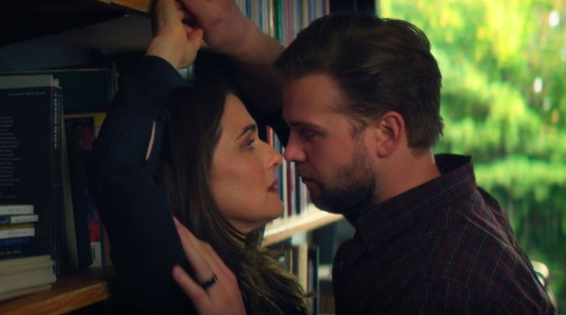 Escena de "Vladimir", miniserie estadounidense de comedia dramática protagonizada por Rachel Weisz y Leo Woodall. Es una adaptación del libro homónimo de Julia May Jonas.