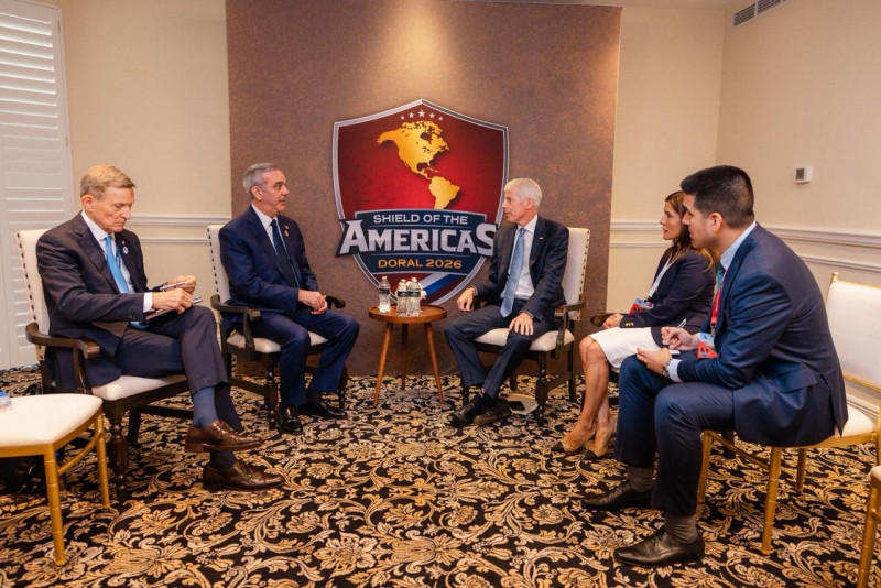 El presidente Abinader y el canciller Roberto Álvarez y dos funcionarios de EE. UU.