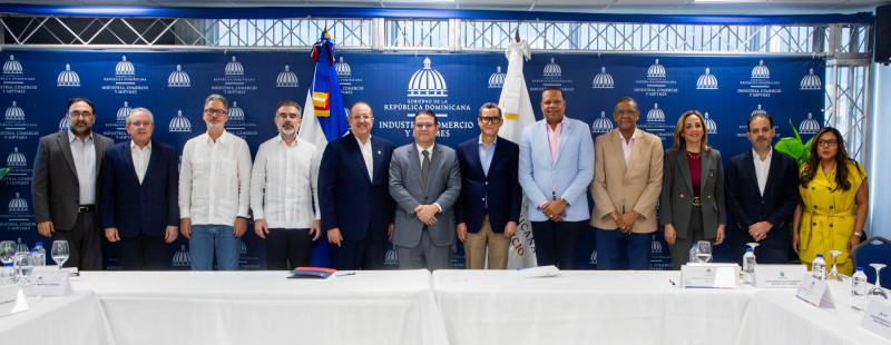 Los ministros Magín Díaz, Eduardo Sanz Lovaton, y Eddy Olivares, junto a integrantes de la Mesa contra Comercio Ilícito.