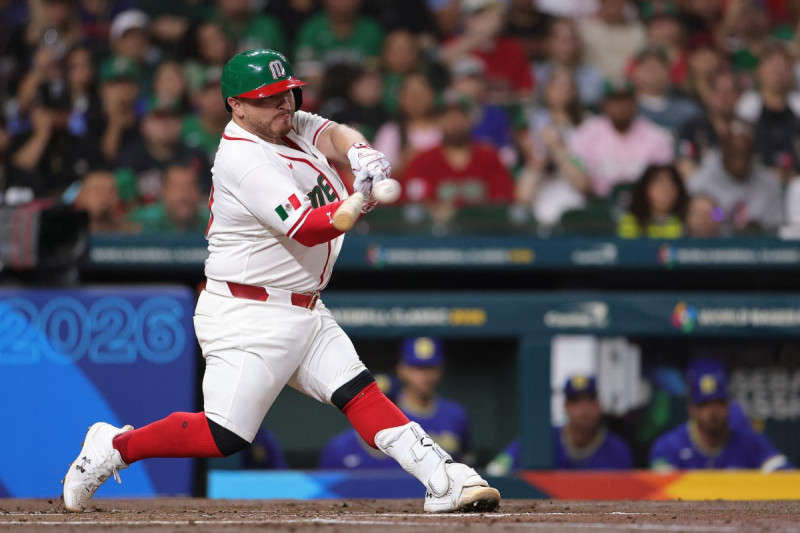 Alejandro Kirk, de México, fue uno de los héroes a la ofensiva en el triunfo por nocaut sobre Brasil, en el Clásico Mundial de Béisbol, el 8 de marzo de 2026.