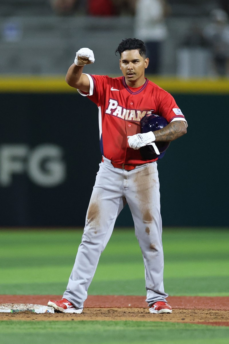 Rubén Tejada, de Panamá, celebra tras pegar un hit remolcador frente a Canadá, en el partido del Clásico Mundial de Béisbol, el 8 de marzo de 2026 en San Juan.