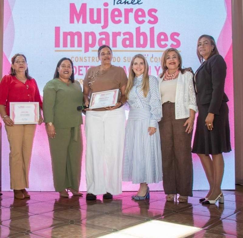 Panel Mujeres Imparables Construyendo sueños con determinación y herramientas digitales..