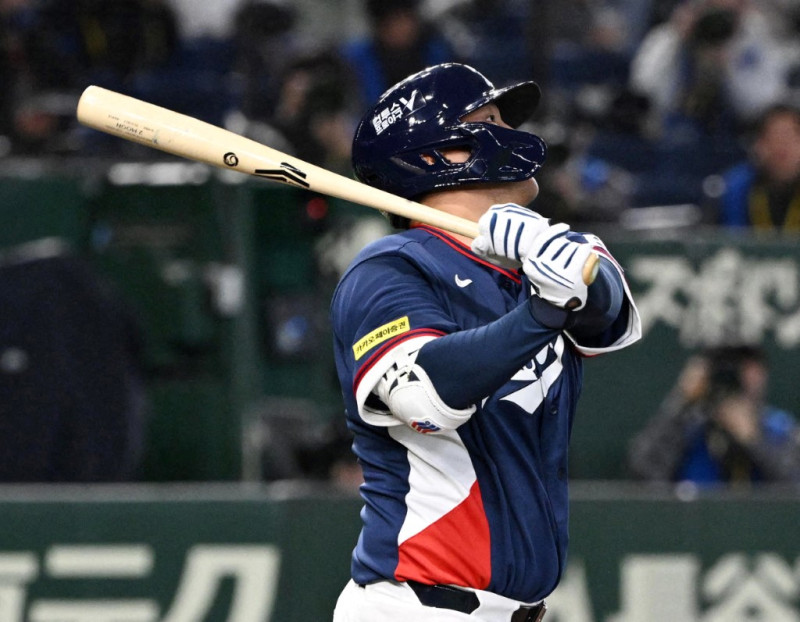 Bo Gyeong Moon, de Corea del Sur, conecta un jonrón en el partido frente a Australia, en el Clásico Mundial de Béisbol, en Tokio, Japón.