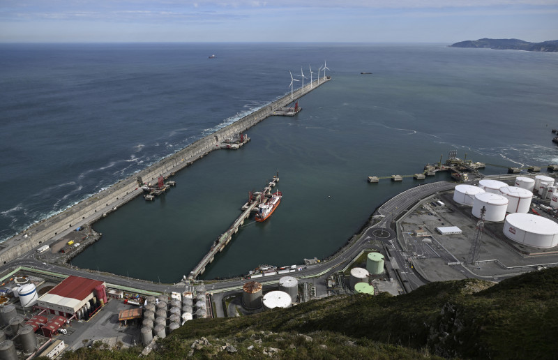 Una imagen tomada el 9 de marzo de 2026 muestra el buque Pis Prolific, un petrolero de GLP con bandera de Malta, amarrado en la planta de regasificación de Bizkaia Bay Gas (BBG) en la ciudad vasca española de Zierbena.