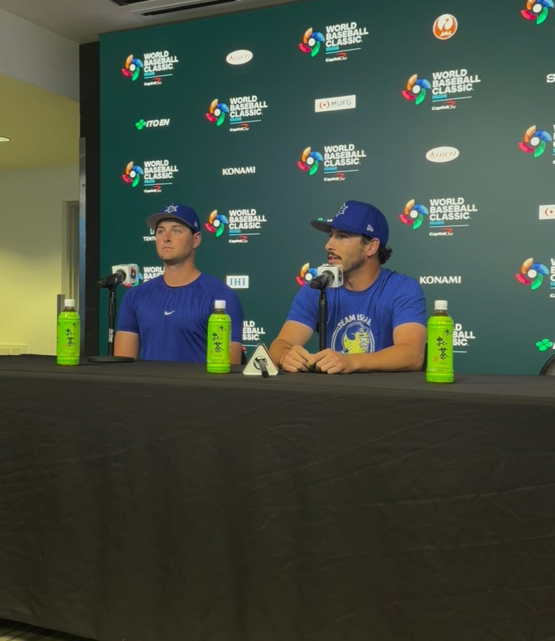 Los hermanos CJ y Garrett Stubbs durante un rueda de prensa del Clásico Mundial de Béisbol 2026.