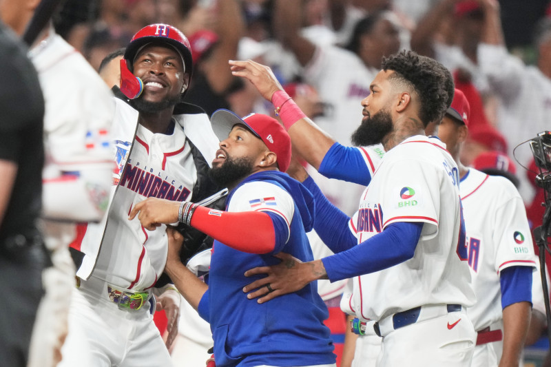 Oneil Cruz celebra tras pegar su primer jonrón en el Clásico Mundial