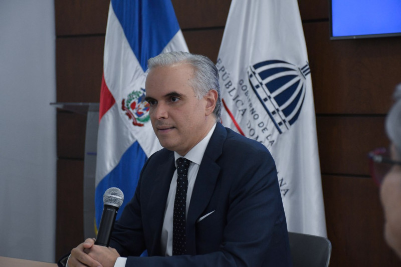 Ministro de Educación, Luis Miguel de Camps, ajustará el salario mínimo de personal administrativo en las escuelas.